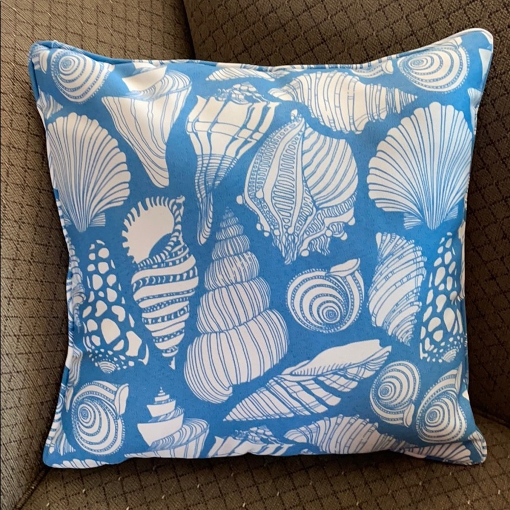 Seashell Indoor/outdoor Accent Pillow